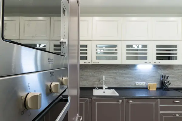 Кухня-гостиная в светлых тонах