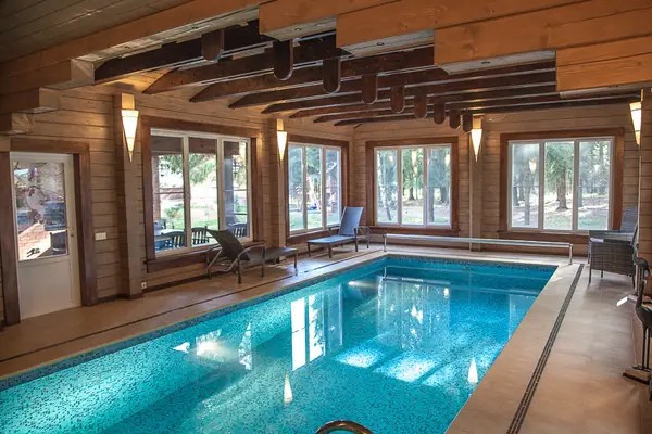 Бассейн в деревянном доме