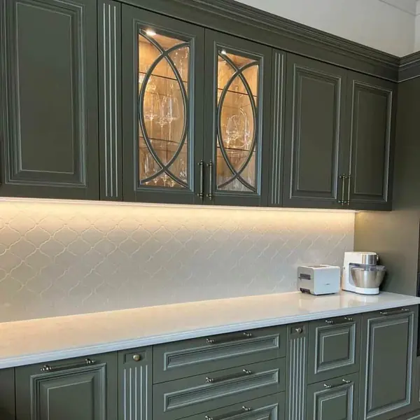 Кухня тёмно-фисташкового цвета с островом из массива дерева