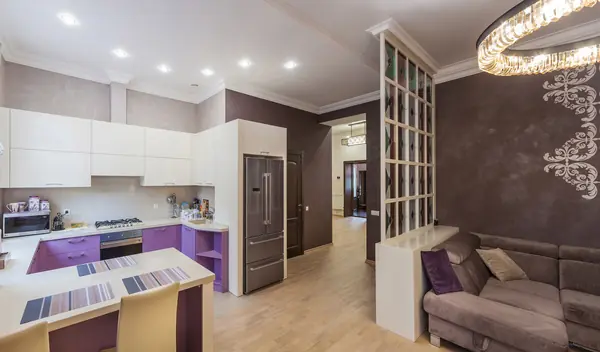 Столовая-гостиная в сиреневым акцентом