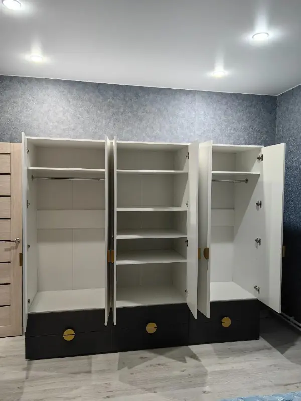 Распашные шкафы