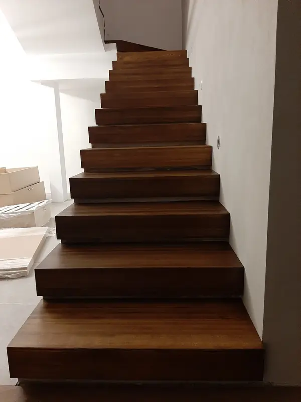 Ступени из массива лиственницы