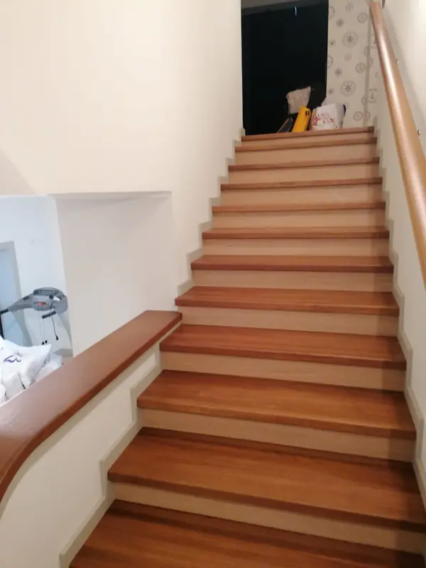 Облицовка лестницы между стен