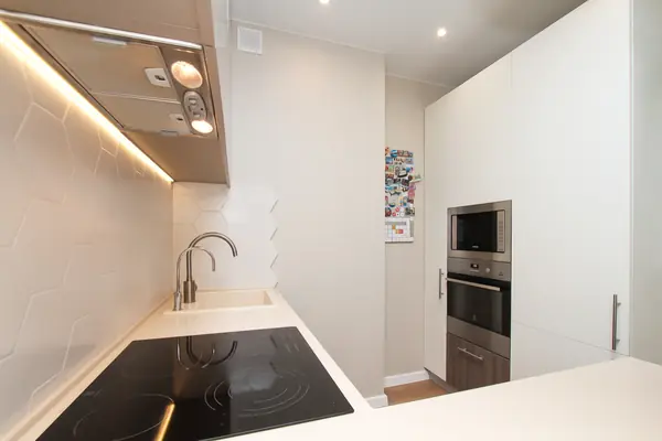 Квартира в современном стиле с яркими цветовыми акцентами.