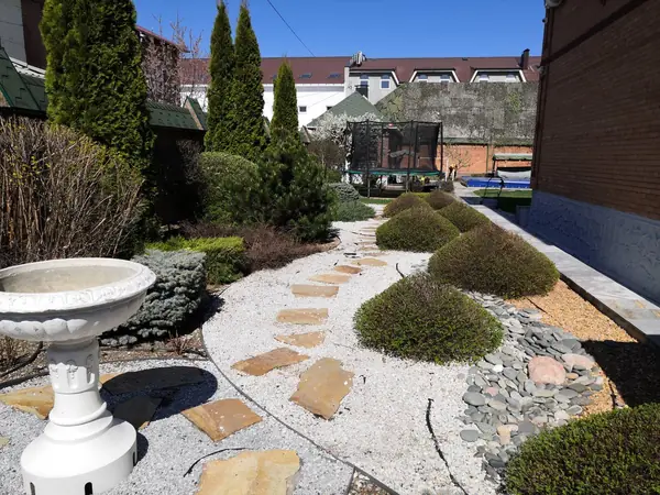 Дворик с поилкой для птиц