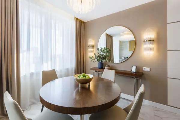 Квартира с радиусными панелями и глубокими цветами