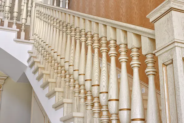 Элитные столярные изделия из дуба для дома в классическом стиле