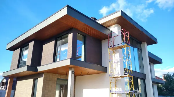 Отделка свесов дома лиственницей