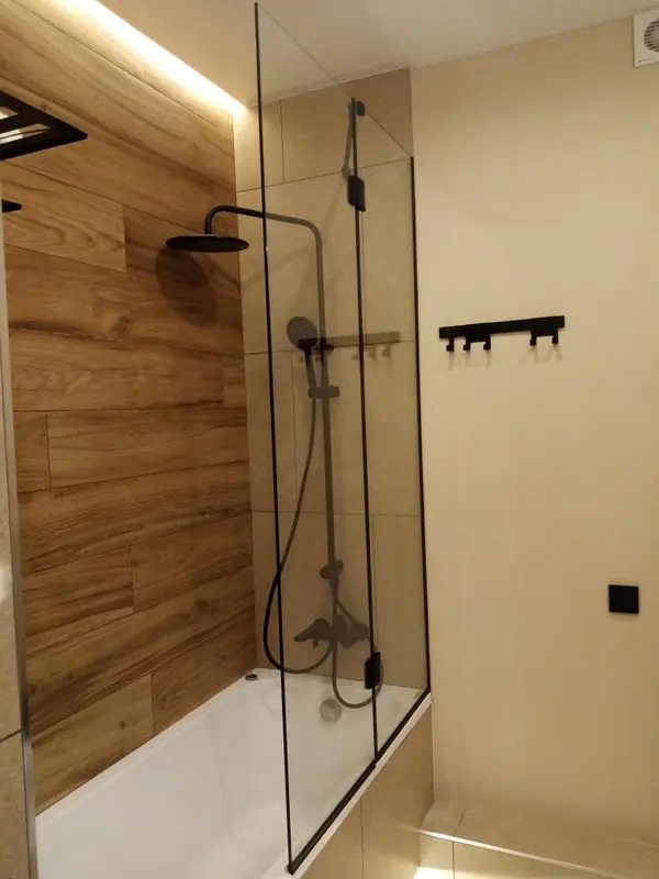 Душевые перегородки с черной фурнитурой