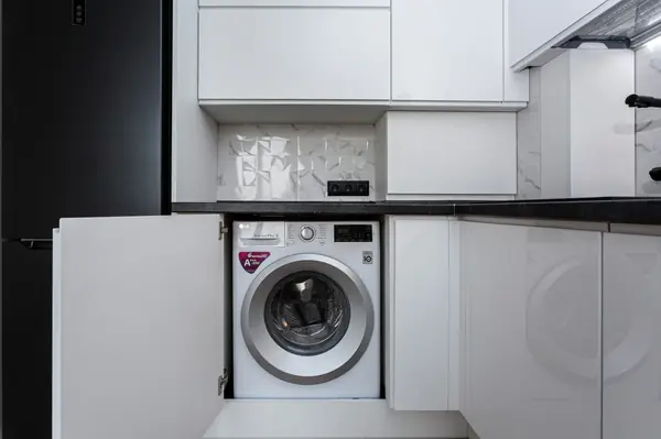 Черно-белая глянцевая кухня в современном стиле