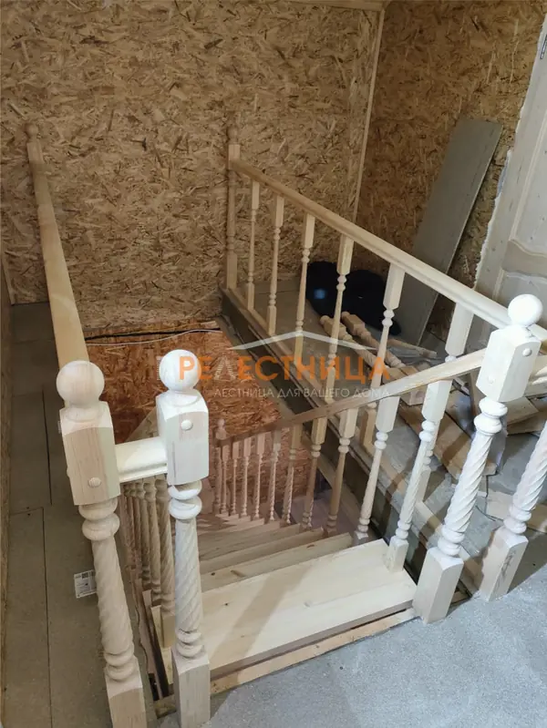 Деревянная лестница К-002М2 с резным ограждением