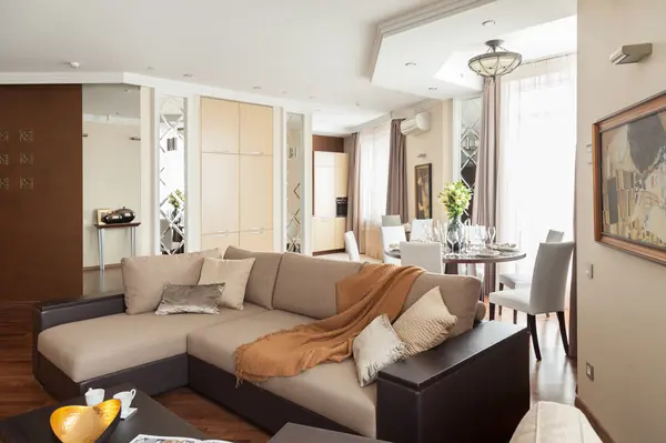 Гостиная, мягкая зона и вид на кухню