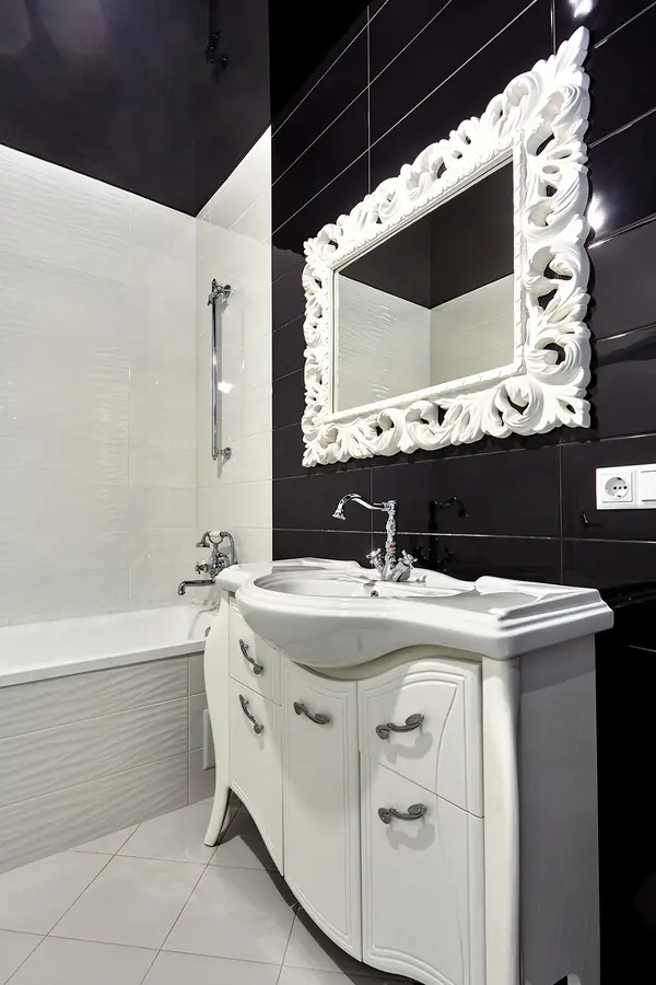 Дуплекс в трех уровнях и чёрно-белых тонах.