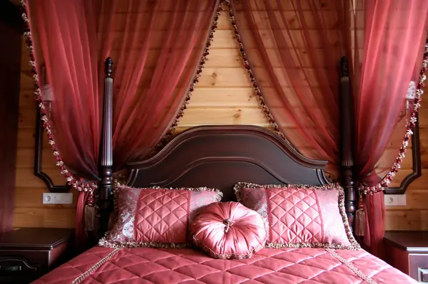 Спальня с балдахином в коттедже из клееного бруса