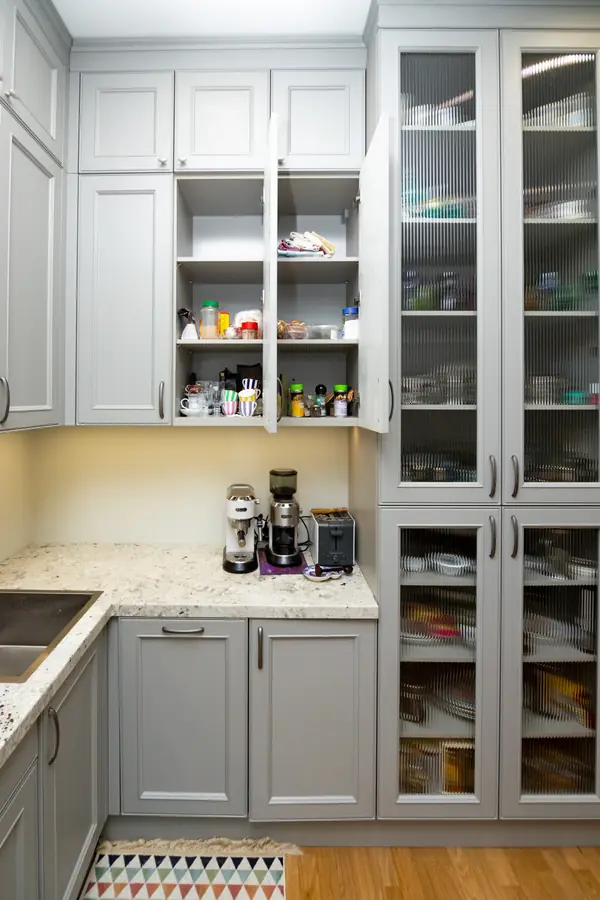 Светло-серая кухня в классическом стиле