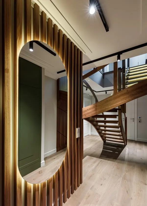 Двухуровневая квартира с лестницей из дерева и стекла