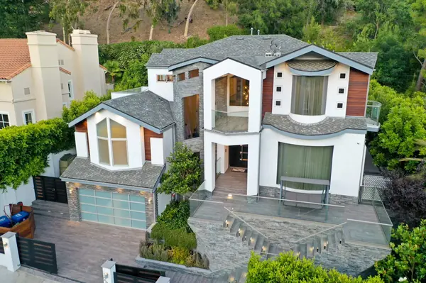 Беверли Хиллз - Лос Анджелес. Дом в современном стиле.