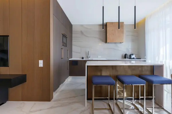 Квартира с радиусными панелями и глубокими цветами