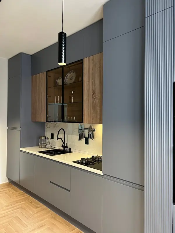 Прямая встроенная серая кухня со стеклянной витриной с подстветкой