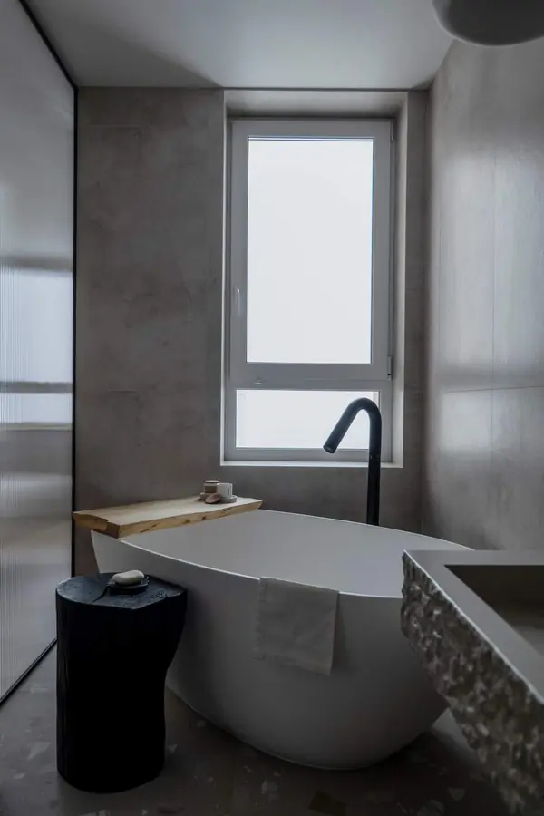 Светлая уютная ванная