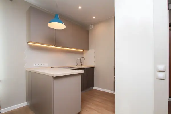 Квартира в современном стиле с яркими цветовыми акцентами.