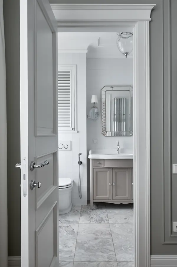 Белый Леон в светлом интерьере