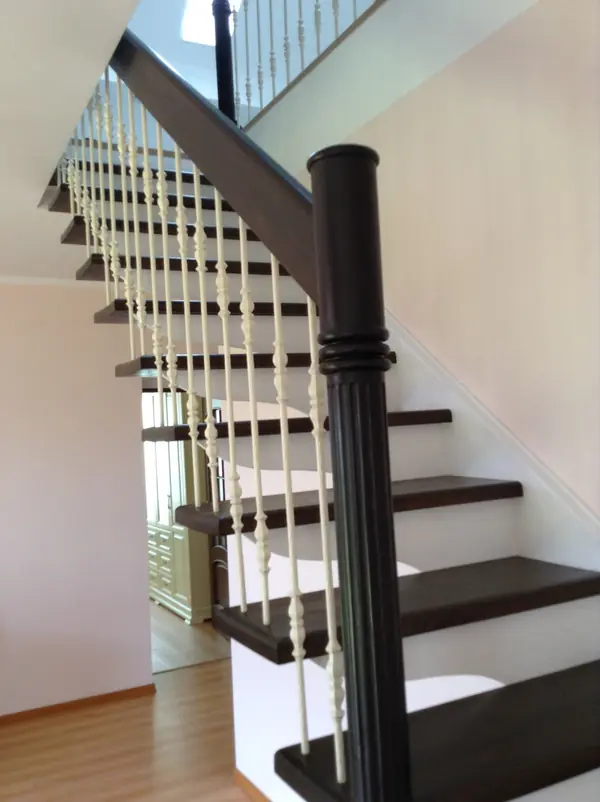 Лестница с коваными балясинами