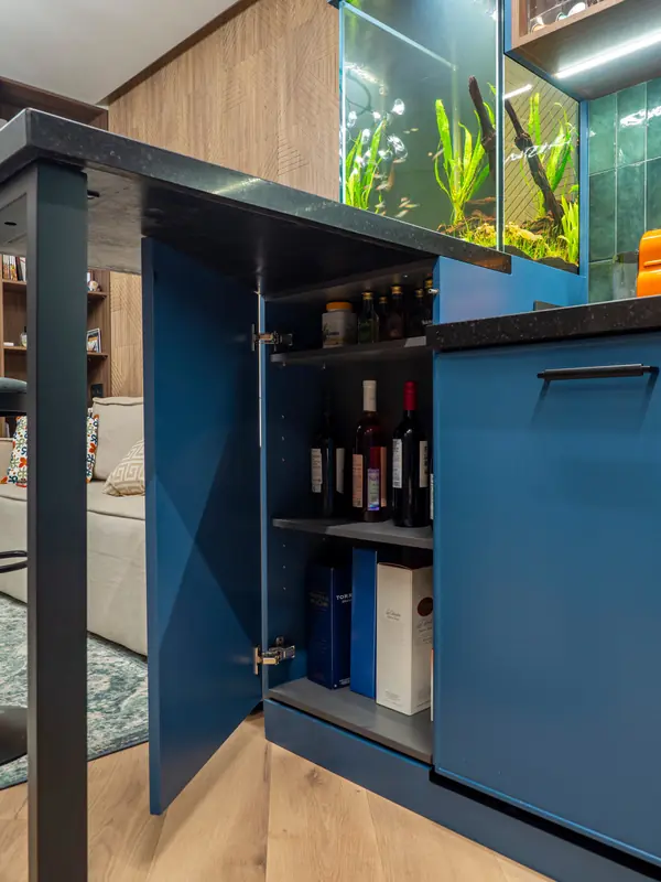 Кухня в современном стиле со встроенным аквариумом