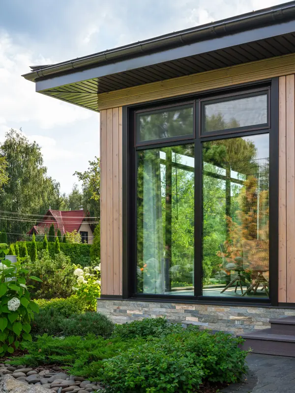 Остекление загородного дома в современном стиле