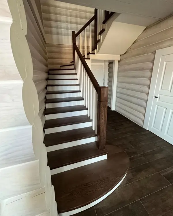 Лестница из ясеня в бревенчатом доме