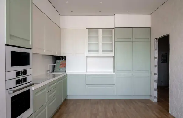 Кухня Натали из массива ясеня в цвете Авалон и Космик Латте от дизайнера