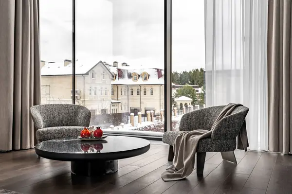 Двухэтажный загородный дом в современном стиле с глиняными акцентами