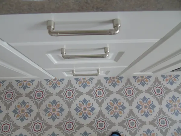 Белая кухня в квартире в Красногорске для заслуженного артиста России