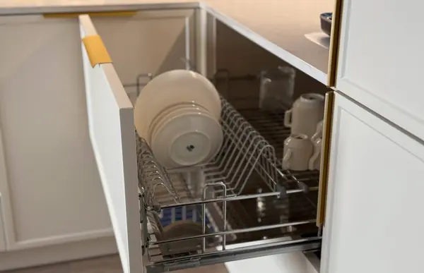 Кухня Петра в кремово-белом цвете с древесными элементами