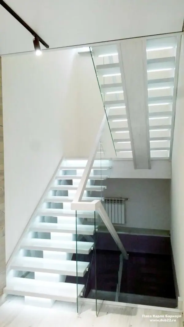 Лестница в стиле лофт со стеклянным ограждением. г. Семей