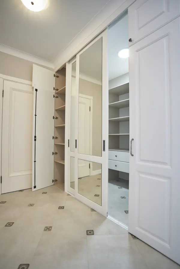 Гардеробная система классика raumplus с раздвижными и распашными дверьми