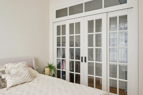 Кантри Г-2 Ral 9010 в квартире современного стиля