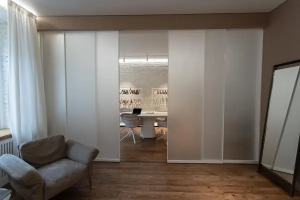 Межкомнатная раздвижная перегородка R1200 raumplus в комнату