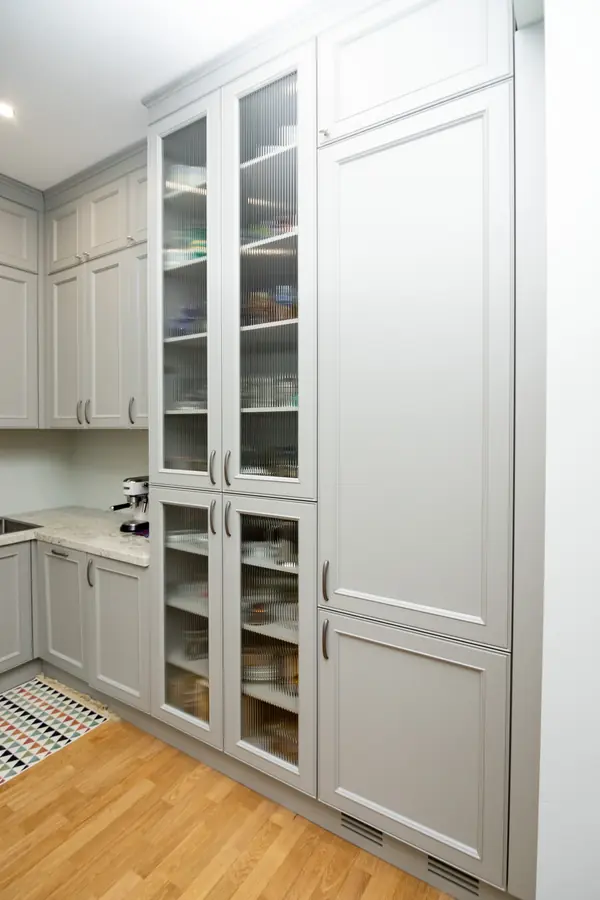 Светло-серая кухня в классическом стиле