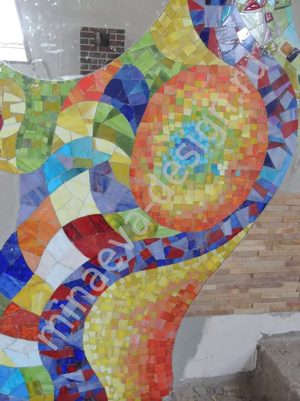 Ручная мозаика в стиле Гауди (25 кв.м), лестничный пролет