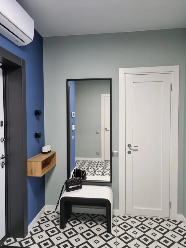 Яркая прихожая