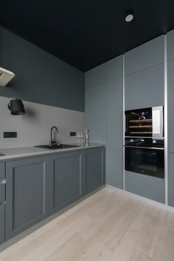 Кухня в антрацитовом цвете для молодого парня