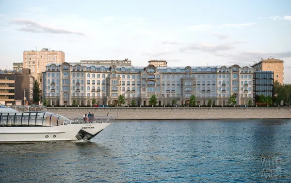 Дом на набережной