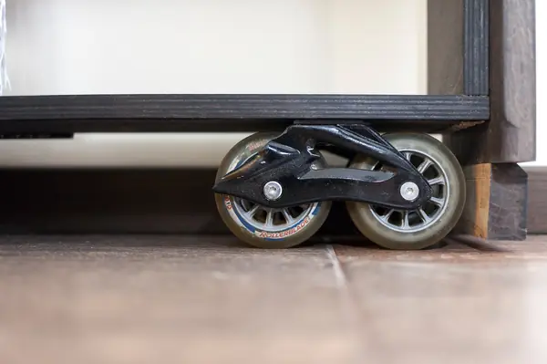 Буфет "Тет-а-тет". Роликовые колесики выдвижного бара