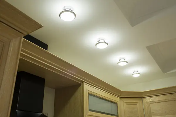 Городская кухня с лесным пейзажем