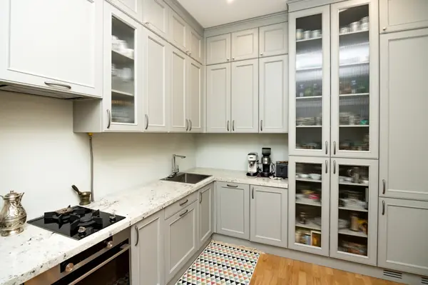 Светло-серая кухня в классическом стиле