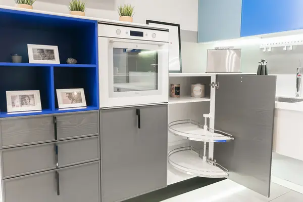 Бело-синяя кухня