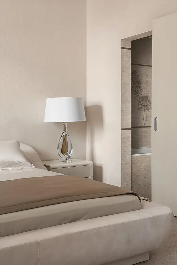 Современная квартира в Санкт-Петербурге с видом на озеро.