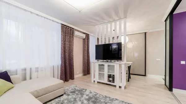 Глубокий винный цвет в интерьере стандартной двушки