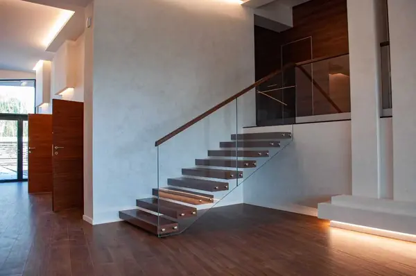 Консольная лестница в доме с несколькими уровнями пола